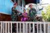 WUJUD KEPEDULIAN MARINIR TNI AL, SATGAS PENGAMANAN AMBALAT BAGIKAN SEMBAKO PADA MASYARAKAT SEBATIK