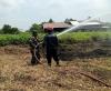 Babinsa Sungai Keledang Bersama Damkar Padamkan Kebakaran Lahan