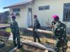 PRAJURIT MARINIR BERSIHKAN RUMAH WARGA HINGGA FASILITAS UMUM TERDAMPAK GEMPA DI NTT