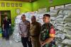 Babinsa Koramil 07/Wedi Monitoring Penyaluran Bantuan Beras Di Desa Melikan