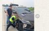 Polantas KARIB Induk PJR BSD Korlantas Polri Bantu Pengendara Ganti Ban Pecah di Tol CSJ