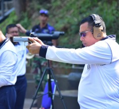 PANGKORMAR DAN PEJABAT UTAMA KORPS MARINIR ASAH KEMAMPUAN MENEMBAK