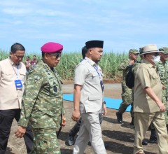 PANGKORMAR DAMPINGI KASAL PANEN KETAHANAN PANGAN TNI AL 2025 DI LAMPUNG