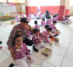 Polsek Cakung Pantau Pembagian Makanan Bergizi di Sekolah, Dorong Generasi Sehat dan Cerdas