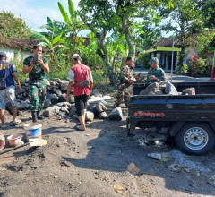 Gotong Royong Warga Dan TNI Bangun Jembatan Garuda Di Desa Karangpakel