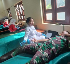 Anggota Koramil 19/Trucuk Ikut Donor Darah Kemanusiaan Di Aula Kecamatan Trucuk Klaten