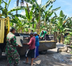 Babinsa Dan Warga Kompak Turunkan Tiang Pancang Jembatan Garuda