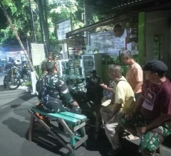 Babinsa Koramil 02/Matraman dan Warga Gelar Siskamling Wujudkan Lingkungan Aman dan Kondusif