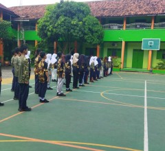 Babinsa Koramil 09/Prambanan Latih Disiplin Dan Karakter Siswa SMP N 1 Prambanan Melalui PBB