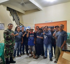 Babinsa Koramil 05/Kramatjati-Makasar Perkuat Keamanan Wilayah Lewat Patroli Siskamling Bersama Warg