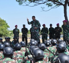 KAS KORMAR TINJAU LATIHAN PRAJURIT KORPS MARINIR DI PASURUAN