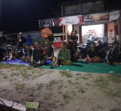 Babinsa Sempaja Selatan Monitoring Kegiatan Nonton Bareng Bola Gembira Laga Pembuka