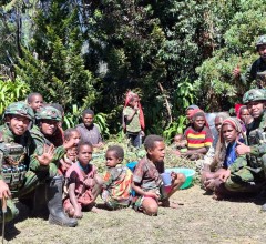 Wujud Kemanunggalan TNI-Rakyat, Satgas Yonif 742/SWY Renovasi Honai Warga di Pedalaman Papua*