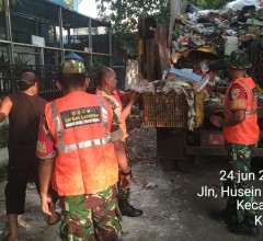 Koramil 02/Batuceper Bersama Warga Bersihkan Tumpukan Sampah di Jurumudi