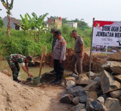 Kasiter Korem 051/Wijayakarta Hadiri Peletakan Batu Pertama Pembangunan Jembatan Armco di Desa Taman