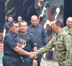 PANGKORMAR ASAH KEMAMPUAN MENEMBAK BERSAMA PEJABAT UTAMA KORPS MARINIR