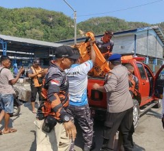 AKSI CEPAT TNI AL DAN TIM SAR GABUNGAN EVAKUASI KORBAN LAKA LAUT