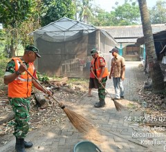 Koramil 02/Batuceper Bersama Warga Bersihkan Tumpukan Sampah di Jurumudi