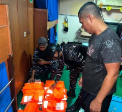 TNI AL GAGALKAN DUGAAN PELANGGARAN PENGANGKUTAN KAYU LOG ILEGAL DI PERAIRAN TELUK BERAU