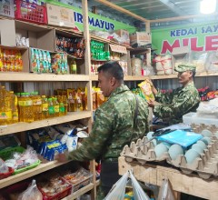 Pastikan Stabilitas Harga, Babinsa Koramil 12/Manisrenggo Pantau Harga Sembako Di Pasar Klewer
