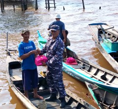 Hadirkan Semangat Pengabdian di Kampung Nelayan, Danlanal Dumai Pimpin Aksi Bakti Sosial dan Bersih 