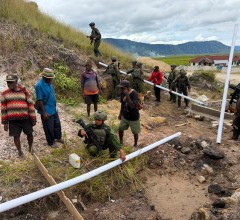 PRAJURIT TNI AL DARI SATGAS YONIF 2 MARINIR BANGUN PENAMPUNGAN AIR BERSAMA MASYARAKAT PANIAI, PAPUA
