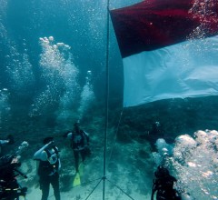 TNI AL KIBARKAN SANG MERAH PUTIH DI DASAR LAUT MOROTAI