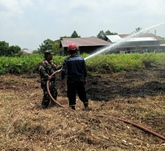 Babinsa Sungai Keledang Bersama Damkar Padamkan Kebakaran Lahan