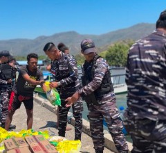 UNSUR TNI AL KRI HIU-634 SALURKAN BANTUAN KEMANUSIAAN BAGI MASYARAKAT TERDAMPAK GEMPA DI PULAU RIUNG