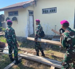 PRAJURIT MARINIR BERSIHKAN RUMAH WARGA HINGGA FASILITAS UMUM TERDAMPAK GEMPA DI NTT