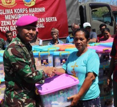 PRAJURIT MARINIR TEMBUS WILAYAH TERISOLIR, SALURKAN BANTUAN UNTUK WARGA TERDAMPAK GEMPA NTT