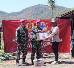 MARINIR PEDULI, SATGAS GULBENCAL SALURKAN 241 PAKET SEMBAKO DI WILAYAH TERDAMPAK PARAH GEMPA NTT