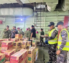 TNI AL KERAHKAN KRI TELUK PARIGI-539 ANGKUT BANTUAN LOGISTIK BENCANA GEMPA BUMI NTT KE MAUMERE