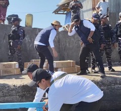 TNI AL SALURKAN BANTUAN KEMANUSIAAN DI LAMALERA, NTT