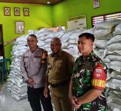 Babinsa Koramil 07/Wedi Monitoring Penyaluran Bantuan Beras Di Desa Melikan