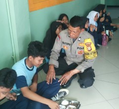 Polsek Cakung Monitor Pembagian Makanan Bergizi Gratis di Rawa Terate, Dukung Program Asta Cita 