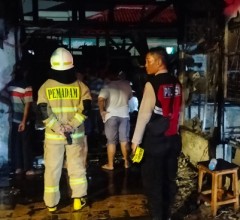 Polisi Sigap Tangani Kebakaran di Pulogebang, Warga Diselamatkan dari Ancaman Api Tengah Malam