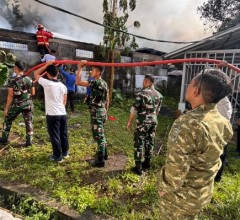 AKSI SIGAP PRAJURIT TNI AL PADAMKAN KEBAKARAN PEMUKIMAN DI KOTA MANADO