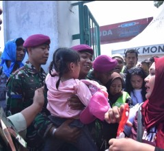 PRAJURIT KORPS MARINIR TUNJUKKAN SISI HUMANIS DALAM PENGAMANAN MAY DAY DI MONAS