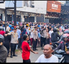 Polsek Kramat Jati Kawal Ribuan Warga dalam Pembagian Sembako Jumat Berkah di Condet