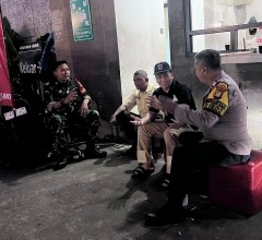 Bhabinkamtibmas Cibubur Ajak Warga Aktifkan Siskamling dan Waspada Curanmor Lewat Ngopi Kamtibmas