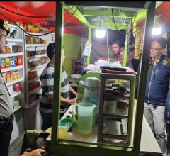 Polsek Kramat Jati Bertindak Tegas Berantas Peredaran Miras Ilegal, Puluhan Botol Diamankan