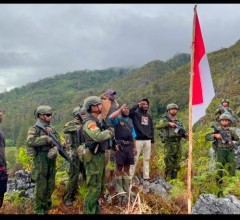 PRAJURIT TNI AL DARI  YONIF 2 MARINIR BERSAMA PEMUDA KOMOPA KIBARKAN MERAH PUTIH SAMBUT HUT KE-81 RI