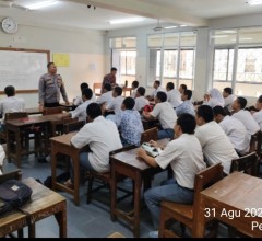 Bhabinkamtibmas Polsek Cakung Goes to School, Bekali Pelajar SMK Ristek Kikin dengan Edukasi Kamtibm