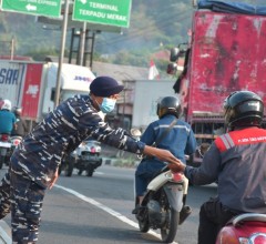 ANTISIPASI ERUPSI GUNUNG ANAK KRAKATAU, TNI AL BAGIKAN MASKER DAN EDUKASI WARGA PESISIR