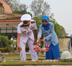 Sambut HUT Ke-81 TNI Angkatan Laut, Danlanal Dumai Pimpin Upacara Ziarah Rombongan