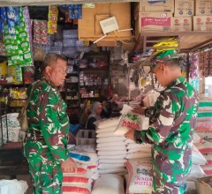 Babinsa Koramil 13/Kemalang Pantau Harga Sembako Di Pasar Kembang, Kondisi Stabil