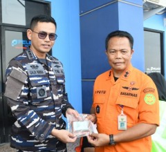 Sinergi TNI AL dan Basarnas, Lanal Banjarmasin Kawal dan Serahkan Barang Bukti KM Virgo Transport 8