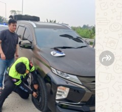 Polantas KARIB Induk PJR BSD Korlantas Polri Bantu Pengendara Ganti Ban Pecah di Tol CSJ