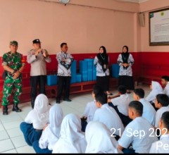 Polsek Cakung Goes to School, Polisi Ajak Pelajar SMP Al Wathoniyah 9 Jauhi Tawuran dan Narkoba